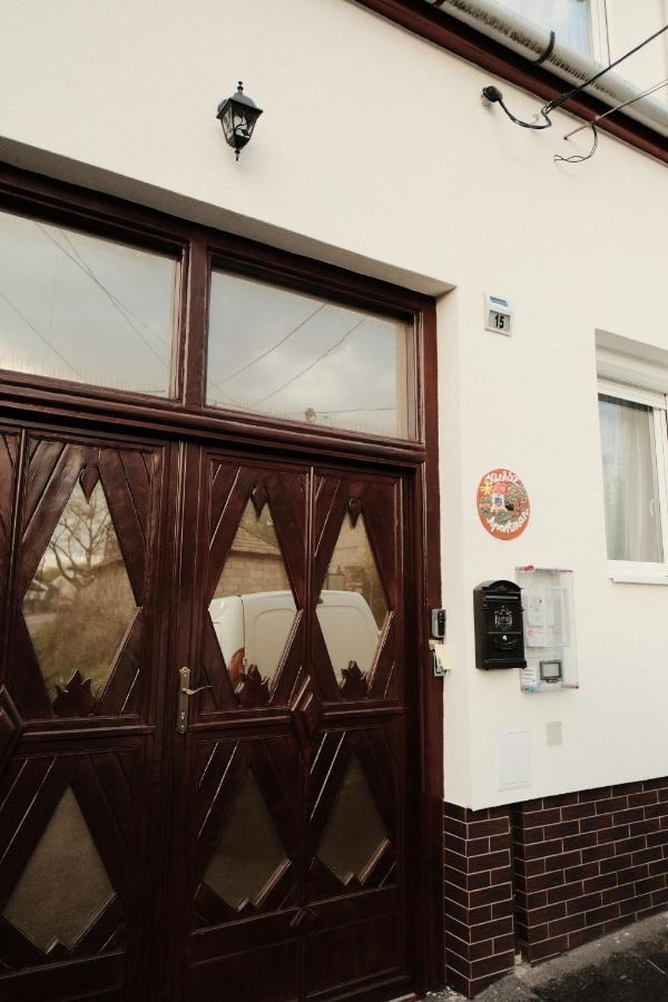 Kishaz Apartman Eger Buitenkant foto