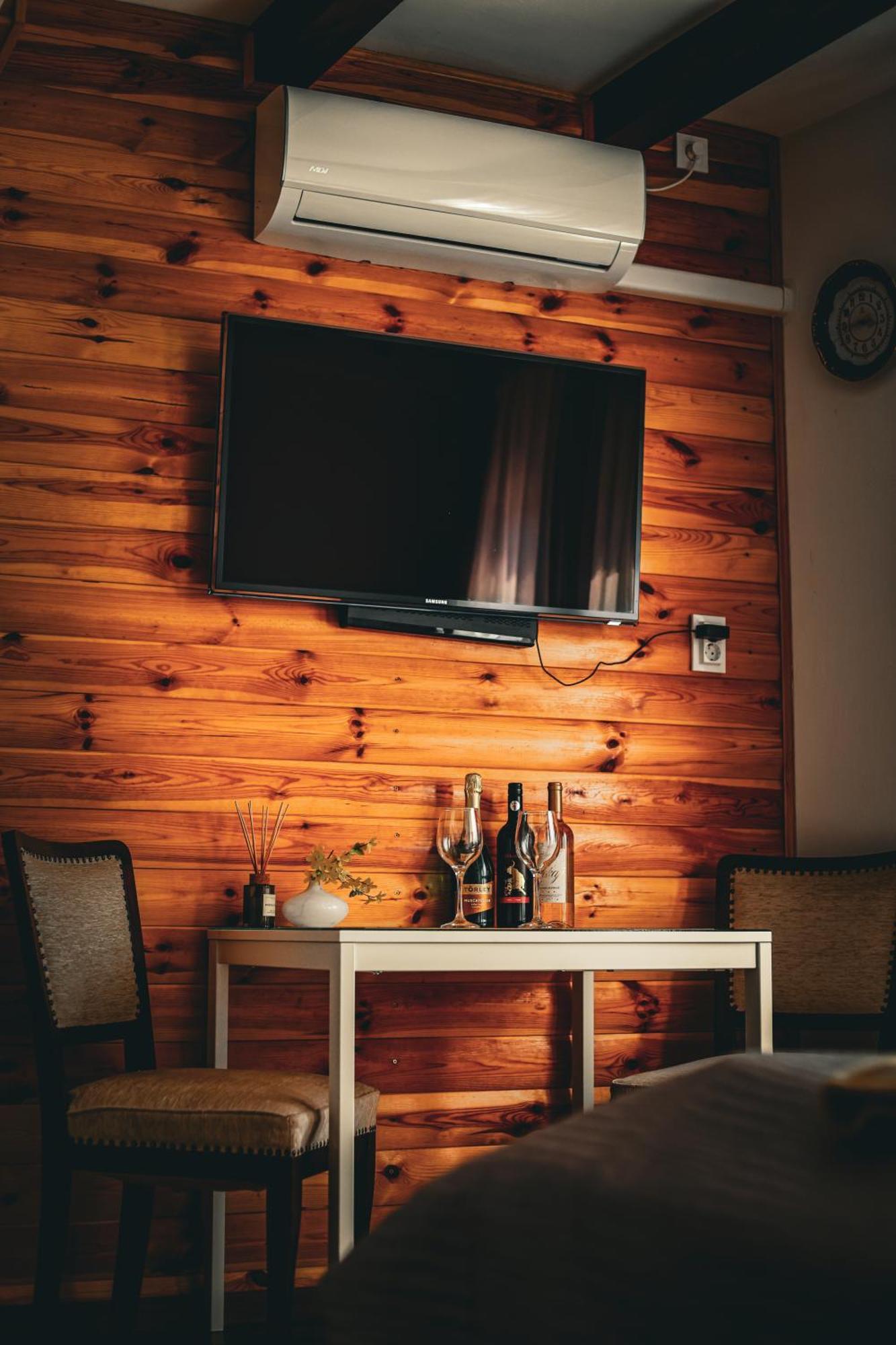 Kishaz Apartman Eger Buitenkant foto