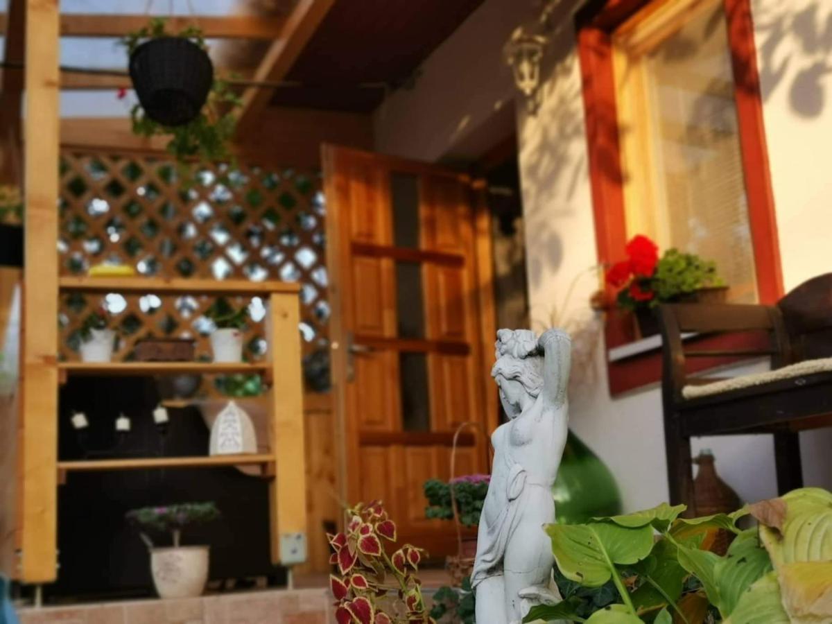 Kishaz Apartman Eger Buitenkant foto